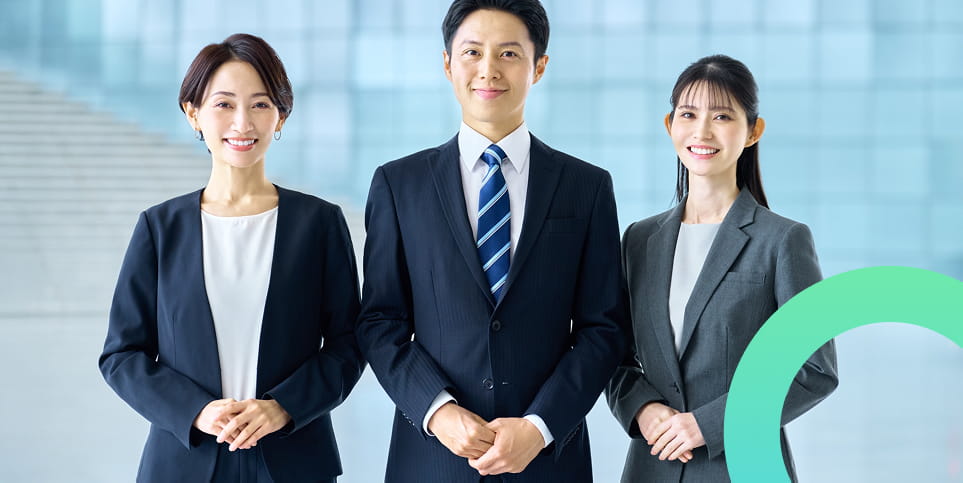 スーツ姿で並ぶビジネスパーソン3人
